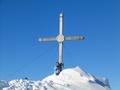 Beim Benzeck-Gipfelkreuz - gro�teils sind wir allein. Nach der K�lte auf den Nordh�ngen des Schilchegg ist es hier angenehm warm