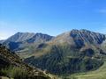 Die 2 hchsten Gipfel der Rottenmanner und Wlzer Tauern. Links der meistbesuchte Gipfel dieser Gebirgsgruppe: der 2.474 Meter hohe Greim - und rechts unser Nachmittagsziel die Rettlkirchspitze: 2.475 Meter hoch. Die Gipfel werden durch die Funklscharte getrennt.