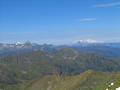 ... nach Nordwesten in die Gipfelwelt der Dachstein-Tauern-Region: Die markantesten Gipfel: Links hinten die schneebedeckte Hochwildstelle, rechts daneben und weitgehden aper der Gr. Knallstein. Rechts im Hintergrund das Dachsteingebirge.