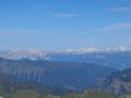 Fernblick nach Norden: Links der Grimming und rechts im Hintergrnd die schneebedeckten Gipfel des stlichen Toten Gebirges ...