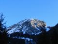 Mehrere Kilometer geht es in den Karbachgraben hinein. Unter dem Karkogel erkennt man die Karalm. Beim normalen Aufstieg ber die Winterspur wrde man - so man sich nicht vergehen wrde - diese Gegend nicht streifen. Unser Weiterweg fhrte uns dann ber den Steilhang, der rechts vom Felsklotz erkennbar ist.