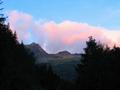 Die Sonne geht langsam auf und beleuchtet die Wolken in schnen Rottnen. Eigentlich sollten heute laut Wettervorhersage gar keine Wolken vorhanden sein ...