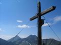 Das Gipfelkreuz auf der Salzburger Seite - im Hintergrund Preber (links) und Roteck (rechts)