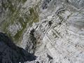 ... die man �ber einige teils leicht ausgesetzte Felsw�nde (AlpenYeti quert gerade ein schmales Band) ...