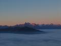 Die Sonne beleuchtet die Gipfelwelt der Hohen Tauern. Davor breitet sich ein riesiges Nebelmeer aus.