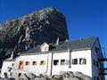 Nach einer kurzen Strkung beim sehr gut besuchten Riemannhaus, brechen wir auf, um den Sommerstein (im Hintergrund) zu erklimmen.