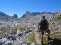 So manch einer von uns wirft bereits sehns�chtige Blicke zum noch weit entfernt liegenden Riemannhaus - dort hinten zwischen Sommerstein und Breithorn.