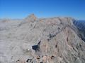 Und noch einmal ein Tiefblick zum Riemannhaus. Auf diesem Bild kann man fast den gesamten Verlauf unserer Gipfelrunde erkennen: Vom Riemannhaus hinauf auf den Sommerstein. �ber den Grat zu Sch�negg und Wurmkopf. Nach kurzen Abstieg folgt die anspruchsvolle �berschreitung der Sch�nfeldspitze (hinten links). Und danach aus der Buchauer Scharte wieder �ber das gesamte Karstplateau zur�ck zum Riemannhaus.