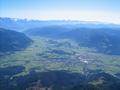 Tiefblick nach Saalfelden - hinten links lugt ein Spitzchen des Zeller See�s hervor.