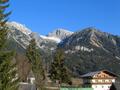 Bei der Anfahrt aus Schladming in die Ramsau. Blick zum Tourenziel - dem Sinabell (der runde Felsen in Bildmitte).