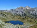 Der Weg fhrt an zahlreichen - meist namenlosen Seen - vorbei. Und auch hier im Hintergrund wieder die Steirische Kalkspitze.