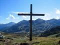 Beim Kreuz in der Seekarscharte sieht man gut hinab Richtung Sden nach Obertraun ...