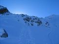 Auf den letzten 100 Hhenmetern wird der Weg etwas alpiner. Der Aufstieg erfolgt ber die linke Seite (stellenweise 35 bis 40 Grad) und ber den Felsen am Grat bis zum Gipfel (ganz rechts im Bild)