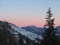 Start in der Dunkelheit. Die durch den Schnee erhellte Forststrae vom Sattental zur Schladminger Alm macht aber die Stirnlampe unntig. Blick in der Morgendmmerung nach Norden zum Stoderzinken.