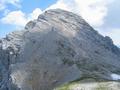 Erst beim Abstieg von der Spitzmauer kommen uns 3 weitere Wanderer entgegen. Der steile, schottrige Weg - stellenweise mit leichter Kletterei (Schwierigkeit I) ist im Bild gut erkennbar.