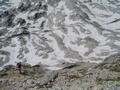Ingrid beim Abstieg in die hgelige, noch immer schneereiche Karstlandschaft zwischen Weitgrubenkopf und Temlberg ...