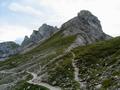 ... der seine volle Kraft direkt am Pa entfaltet. Auf unmarkiertem, aber deutlich erkennbarem Steig (der obere) verlasse ich den Wanderweg Richtung Gosausee (links hinunter), um den sich vor mir aufbauenden Steiglkogel zu erklimmen.