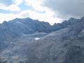 ... Richtung Osten schweift der Blick ber den ziemlich unaufflligen Gosaugletscher - gute Augen erkennen am linken Bildrand ungefhr im unteren Bilddrittel die Adamekhtte.