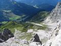 Tiefblick vom Steiglpa zur Hofprglhtte (rechts auf der Anhhe) und zu den Hofalmen (links unten im Tal)
