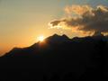 ... und verschwindet Zentimeter fr Zentimeter hinter dem Dachsteingebirge ...