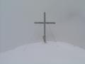 Das Gipfelkreuz ist erreicht - von Grbming im Tal dahinter ist wegen dichter Wolken heute nichts zu sehen