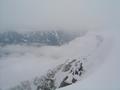 Blick ber das Ennstal (unter den Wolken) nach Sdwesten in die Schladminger Tauern (hinter den Wolken). Rechts erkennt man die typische Stoderzinken-Gipfelwechte