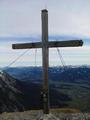 Beim heftig und kalt umst�rmten Gipfelkreuz am Stoderzinken - mit Blick hinunter nach Gr�bming.