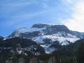 Blick vom Ausgangspunkt zum Donnerkogel, dessen Normalweg sich ber die schneebedeckte Westflanke (links) herunterzieht.