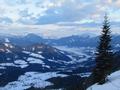 Im Lammertal um Abtenau liegen kurz nach Sonnenaufgang noch Nebelfelder.