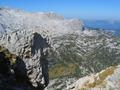 Tiefblicke aus der Scharte nach Westen - in die Gegend, in welcher der Wanderweg von der Gjaidalm zur Simonyhtte zieht.
