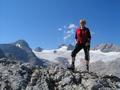 Ingrid in Pose vor dem Dachstein-Panorama
