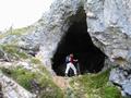 Der Steig - im unteren Bereich noch recht einfach - führt an einer Höhle vorbei ...