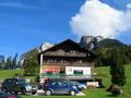 Start vom Gasthof Trisselwand (nahe dem Tressensattel), den man von Grundlsee aus ber eine schmale aber gute Strae erreicht. Der Weg auf die links hervorlugende Trisselwand fhrt an der linken Hausseite vorbei ...