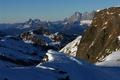 Gute Ausblicke nach Norden zu den Dachsteingipfel rechts im Hintergrund (hinter dem Sauberg) und zum Gosaukamm mit der markanten Bischofsmtze (im Hintergrund links), die im Vergleich zu den Dachstein-Fast-3000-ern etwas mickrig aussieht.