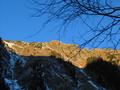 Aufstieg im schattigen Graben entlang des breiten und unschwierigen Knappensteiges neben dem Giglachbach. Die Bergspitzen werden bereits von der Morgensonne geküsst. 