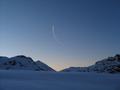 Im Vetternkar ist es bereits schattig. Nachdem ich die Schneeschuhe wieder angeschnallt habe, gehts am Aufstiegsweg wieder heimwrts. Ein Flugzeug zeichnet eine schne beleuchtete Schleife in den Himmel.