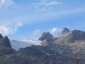 Von hier hat man hervorragende Ausblicke auf den Schladminger Gletscher. Rechts davon die Dachstein-Dirndln - und noch weiter rechts der Hohe Dachstein - von einigen Wolken umgeben.