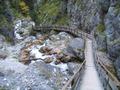 Abstieg auf den Holzstufen durch die Silberkarklamm: Hier treffen wir schlie�lich auf die einzigen Wanderer des ganzen Tages => 3 junge Burschen, die gerade aufsteigen (gut mit Bier augestattet).
