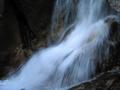 Der Weg durch die Klamm f�hrt neben dem herrlich rauschenden Bach vorbei.