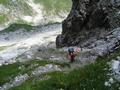 ... zuvor aber mssen wir uns aber noch ber eine abschssige, brchige Rinne hinauf- (und spter wieder hinunter-) -mhen. Das Drahtseil, das laut Tourenfhrer die Erreichung des Schartl erleichtern soll, war zumindest heute nicht anwesend, so da man an einigen Stellen mit leichter, aber nicht allzu ausgesetzter Kletterei (Schwierigkeit schtzungsweise I) rechnen mu ...