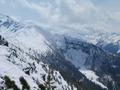 Blick nach unten zur Brckelalm. Links darber der Karlspitz. Eine Tour, die wir am 04.12.2004 ebenfalls mit Schneeschuhen absolviert haben.