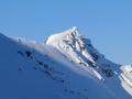 Auch die Samspitze, die ich im Sommer 2005 noch im Anschlu an den Hochgolling ber die Sdostseite (die schneebedeckte Flanke links) besucht habe, liegt bereits in der Sonne.