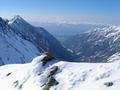 Das Gipfel-Stoamandl an der Landesgrenze Steiermark-Salzburg ist erreicht - und ich blicke nach Sden in das Griachtal.