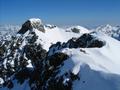 Blick nach Nordwesten ber den Grat zum Elendberg hinber. Bis zu dem Felsen rechts des Gipfels (durch die Schneescharte getrennt) sollte ich am Nachmittag noch kommen.