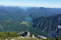 ... und schner Tiefblick nach Norden zum grn schimmernden Almsee - dem Ausgangspunkt der Tour.