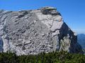 Vom Gipfel hat man einen guten Ausblick auf das steile Abstiegsgelnde vom Elferkogel - am bergang zwischen glatten Platten und Schotterfeldern.