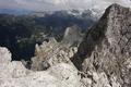 Im etwas brchigen Gestein klettert man, ber so manche tiefklaffende Spalte hinweg, im 1. Schwierigkeitsgrad (im Hintergrund der Gosaugletscher am Dachstein) ...