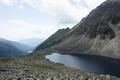 ... hinunter zum Oberen Wildenkarsee. Links drauen im Tal erkennt man ansatzweise den Etrachsee.