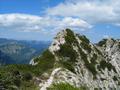 Unterwegs an der stellenweise ausgesetzten Gratverbindung zwischen Bergwerkskogel und Rettenkogel. Ingrid genau in der Bildmitte - etwas rechts oberhalb von ihr ein Wanderer aus Haus im Ennstal namens Bertl, den wir zufllig getroffen haben.