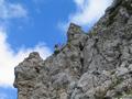... eine ca. 10 Meter hohe, senkrechte Felswand, die mit Untersttzung eines Stahlseiles erklommen wird (Ingrid oberhalb der Schlsselstelle).